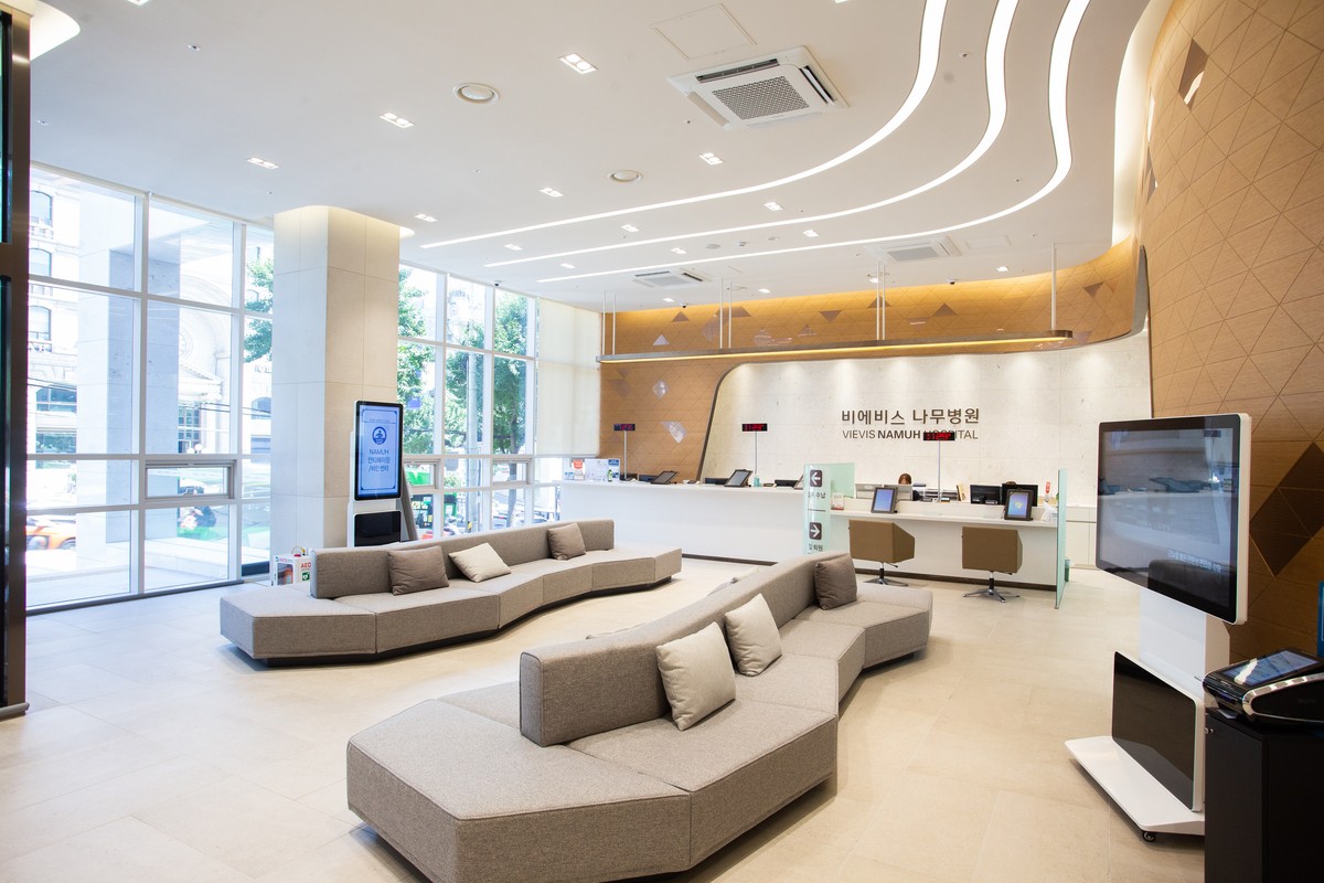 Vì sao tấm nhựa vinyl cứng là sự lựa chọn tối ưu cho nội thất bệnh viện hiện đại?